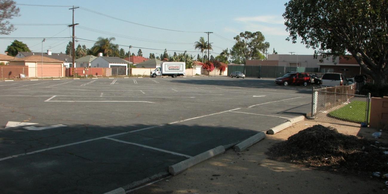 Crenshaw Customer Service Center, Parking Lot