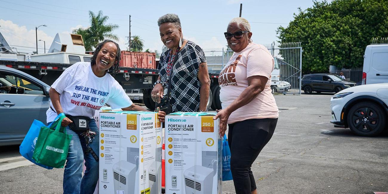 Destinatarios de AC en el evento LADWP Heat Relief for Seniors en Watts el 15 de julio de 2024 