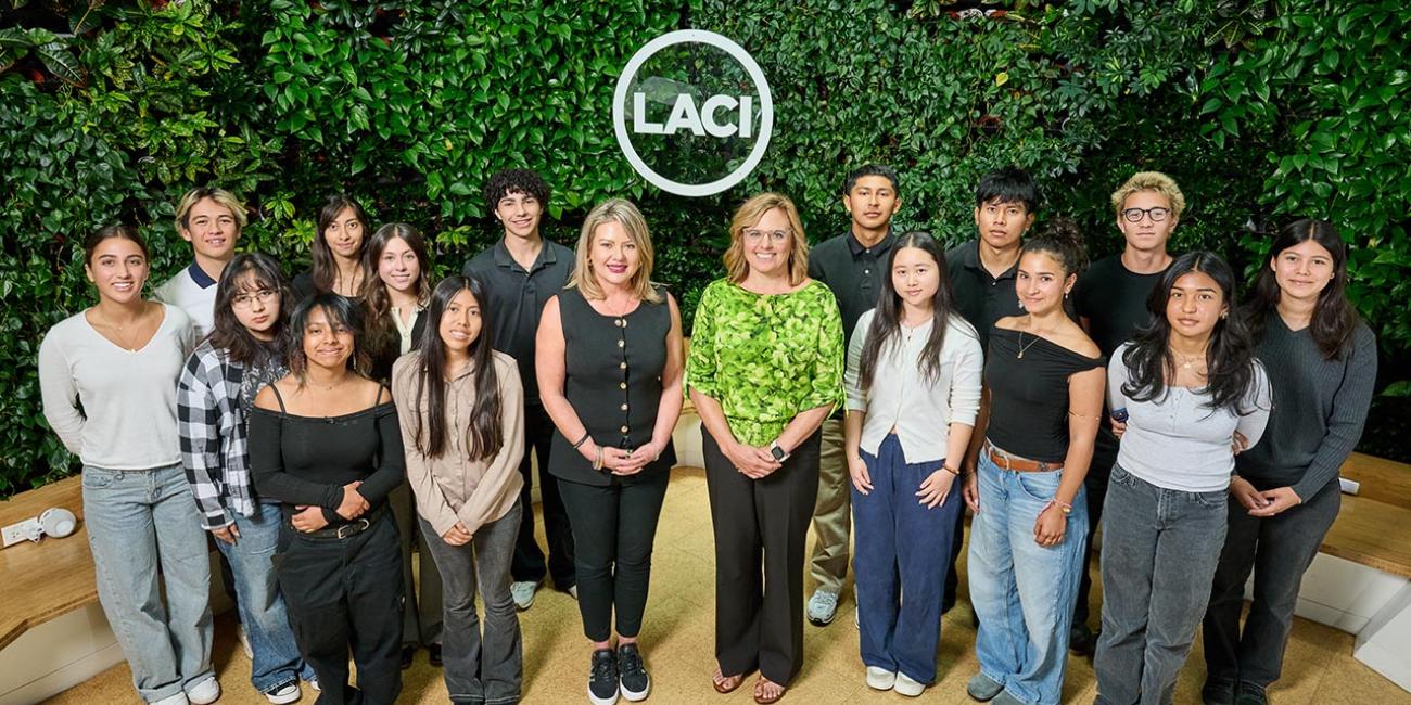 เคนดัล เฮล์ม และโซรายา เอส. โอลิเวอร์-กริฟฟิน จาก LADWP ได้พบปะกับนักเรียนมัธยมปลายในท้องถิ่นจากโครงการ Coro Youth Climate Fellowship Program