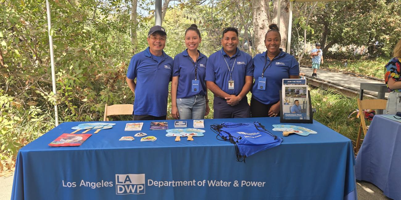 เจ้าหน้าที่ LADWP ประจำจุดบริการข้อมูล